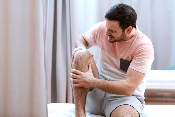 تمرینات فیزیوتراپی ساده در خانه برای کاهش زانو درد